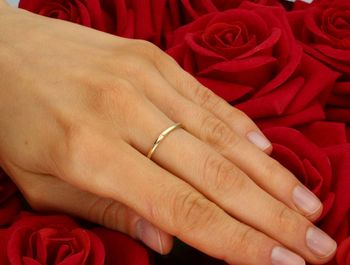 Złoty pierścionek damski z motywem kwiatka i czarną cyrkonią. Próba 585, waga 2,05 g, element ozdobny 1,1 cm, szyna 1 mm. Model PI 6771 585 – delikatna elegancja z nutą tajemnicy.4.jpg